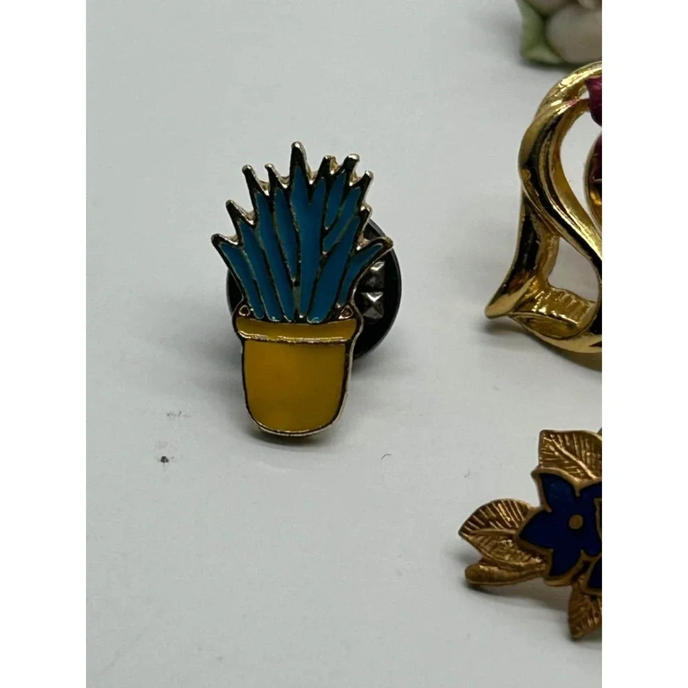 Vintage Lot Of 7 Flower Basket Floral Lapel Pins Pinbacks Brooch Tie Tacs
